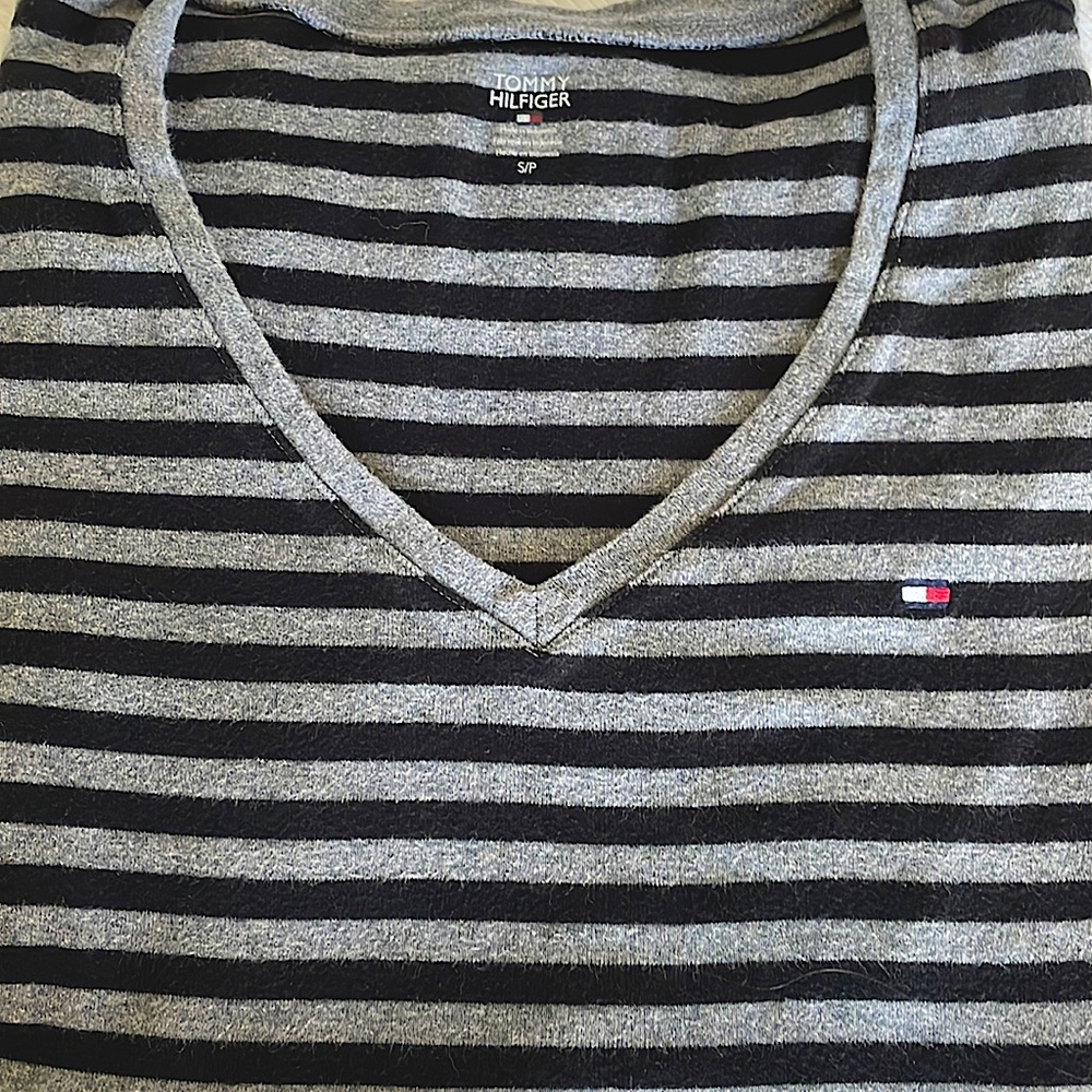 Black and heather gray striped striped V-neck Tommy Hilfiger Long sleeve T-shirt